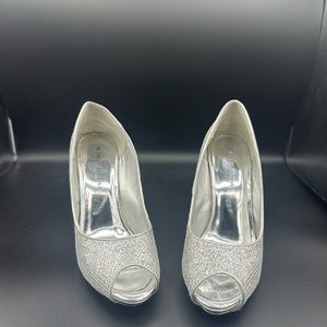 Audrey Brooke Silver Glitter Peep Toe Heels size 8.